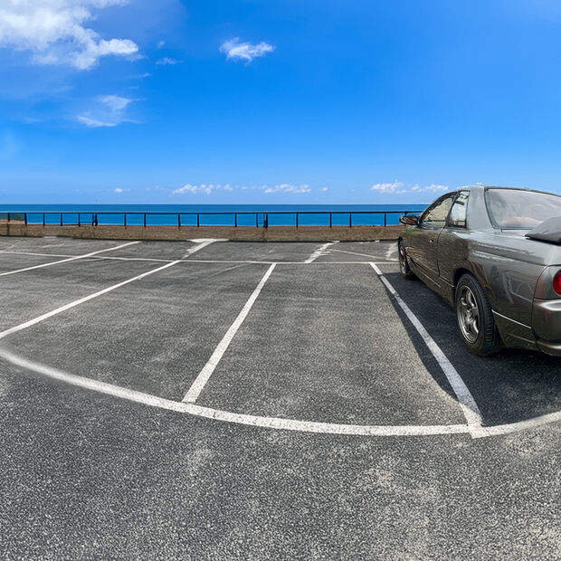 後ろ姿-青空と海