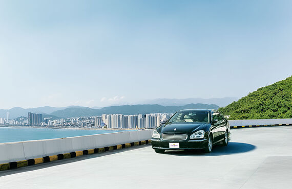 日産シーマ買取強化中！Y51ハイブリッドやカスタム車で高価買取目指せます！F50・Y33・Y32など古い年式も状態やグレードによって十分値付けが可能です！無料出張査定は横浜・川崎・横須賀・藤沢・茅ヶ崎・相模原・厚木・海老名・綾瀬など神奈川県全域と町田・渋谷・世田谷・品川・千代田・大田・新宿・足立など東京都全域、千葉県・埼玉県も対応！修復歴ありや10万km以上の買取価格のご相談ももちろんOK｜中古車買取専門店FAB RIDE